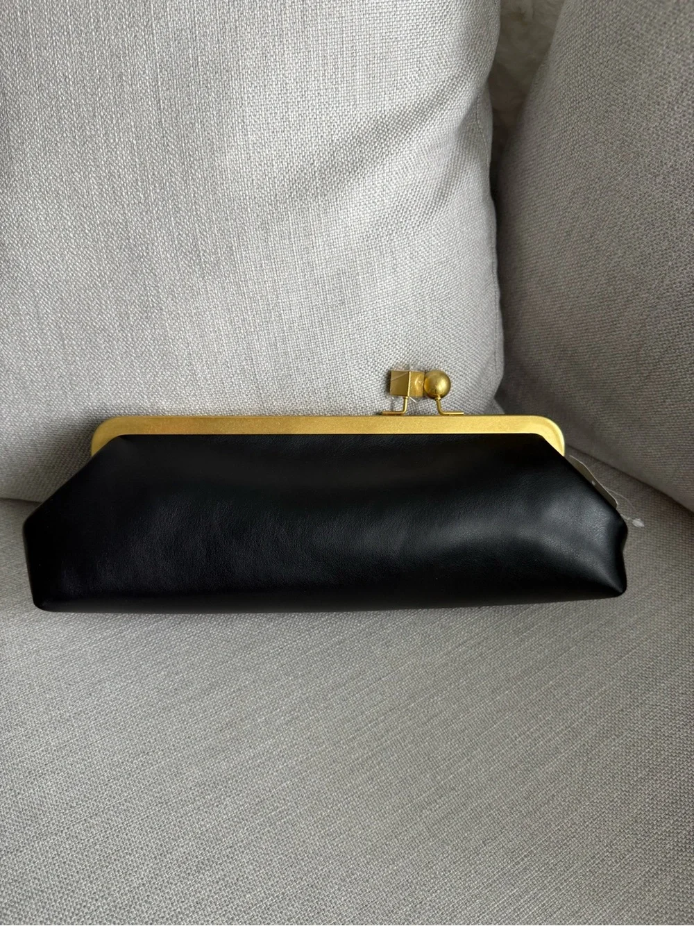 BCBG East West frame shoulder bag NWt black An asymmetric kiss-lock closure add